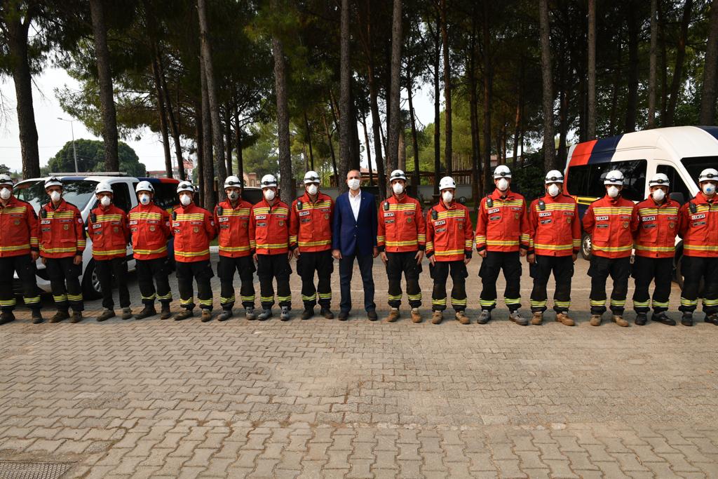 adalet_bakanlik's tweet photo. Adalet Bakanımız Abdulhamit Gül, Muğla Köyceğiz'de yangın söndürme faaliyetlerinde görev alan CEKUT ekibinden çalışmaları hakkında bilgi aldı. https://t.co/I3BqJgspYn