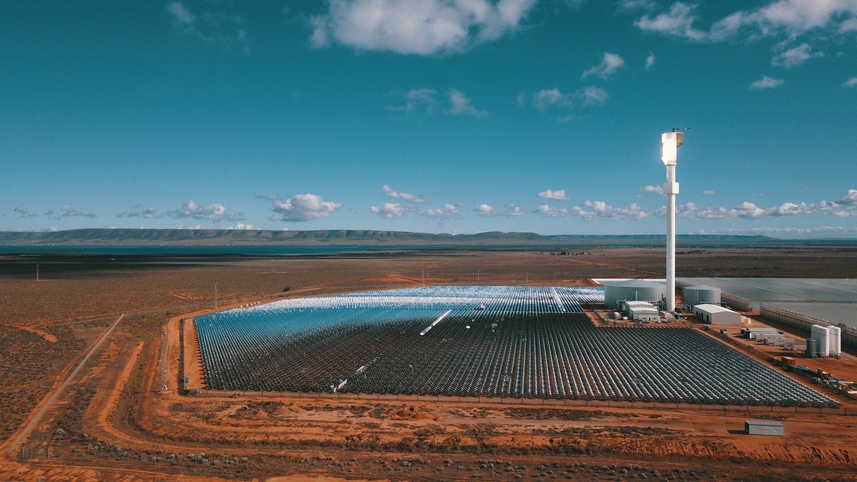 SGHawken's tweet photo. The amazing #solarthermal powered #sundropfarm growing tomatoes in the desert landscape in Port Augusta https://t.co/FhUPqt5c8E