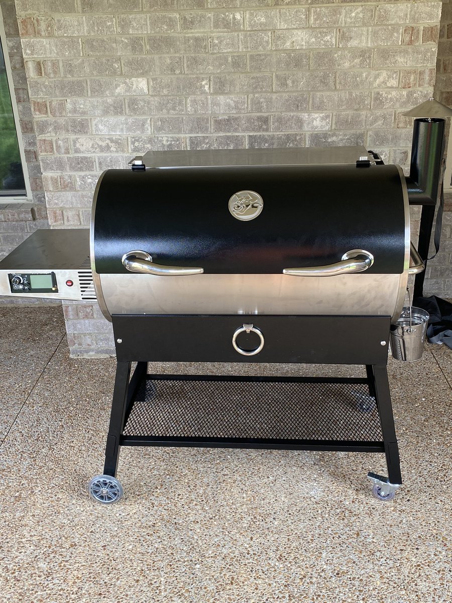 _KeithWhite_'s tweet photo. New house requires new #smoker 😀 #recteq #recteq700 #recteqnation Can’t wait to try some ribs out later today! Thanks to Brandon for the assembly assist! 😀 https://t.co/gWvoZHx6Oa