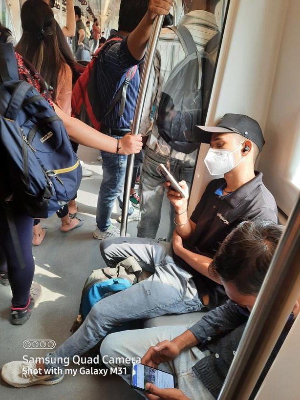 RahamtullahShe9's tweet photo. There is no any rules and regulations in delhi metro. And also not maintaining social distancing. #DelhiMetro #SocialDistancing #CovidRolesViolation https://t.co/xLf0FWbpbi