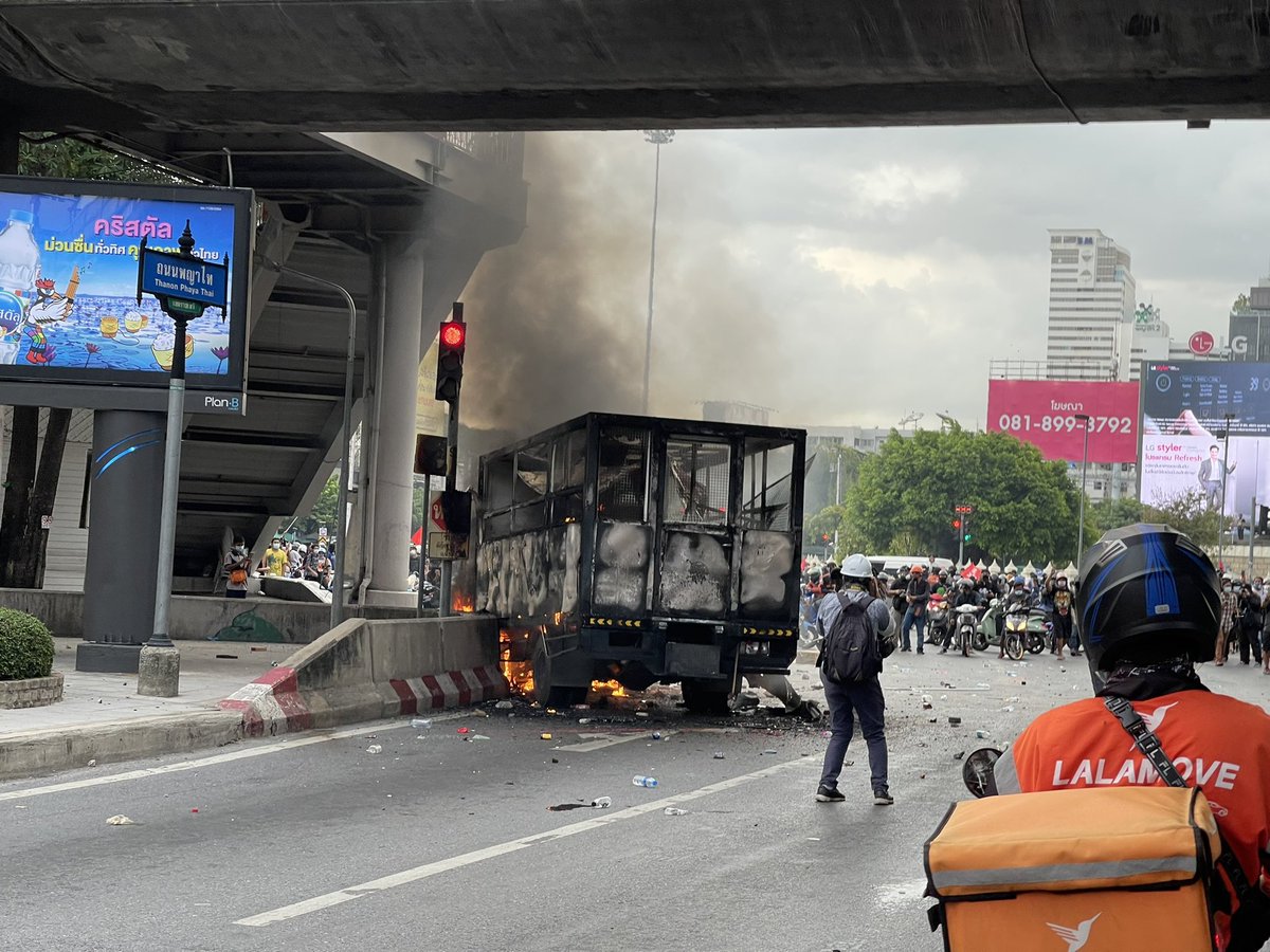 18.06h: This is the aforementioned police truck that is on fire after the really has been called off as protesters continued to hurl objects at it until eventually a gas leak caused everyone to run away. #ม็อบ7สิงหา #ThaiProtest