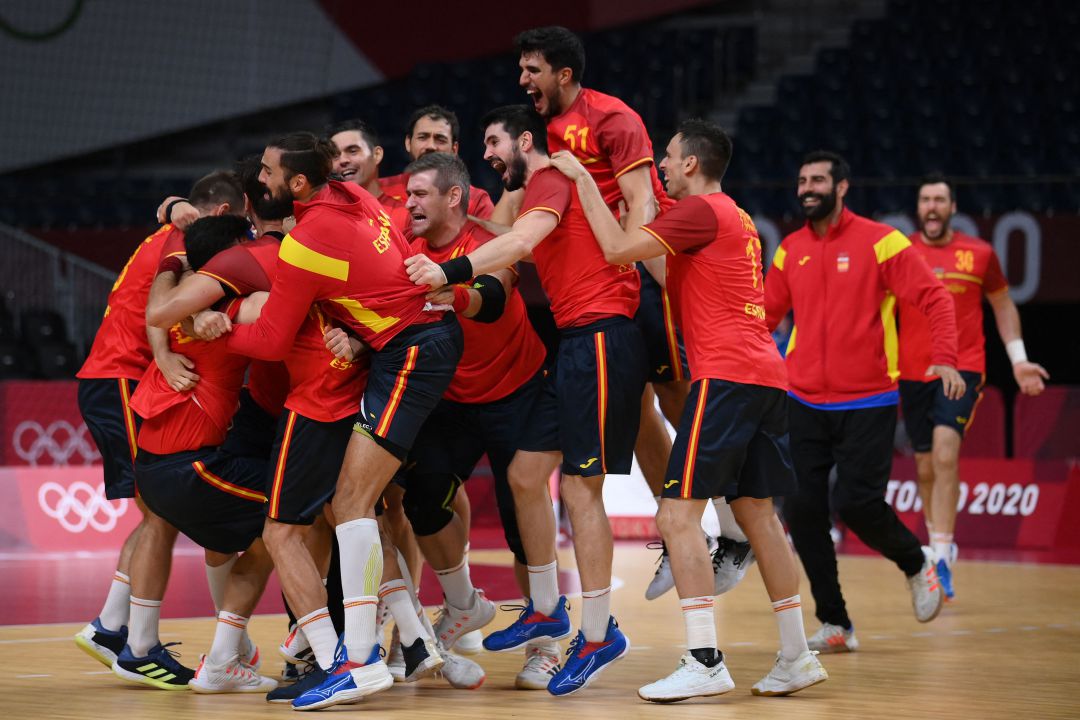 nochedeporteesp's tweet photo. #Tokyo2020: #selecciónmasculinabalonmano 🇪🇸🤾‍♂️

¡Medalla 1⃣7⃣ del #TeamESP de nuestros #Hispanos! 

¡4⃣🥉 de @RFEBalonmano #masculino desde #Atlanta96! 

https://t.co/SljBjKpbzs https://t.co/ZBQyJJSgFK