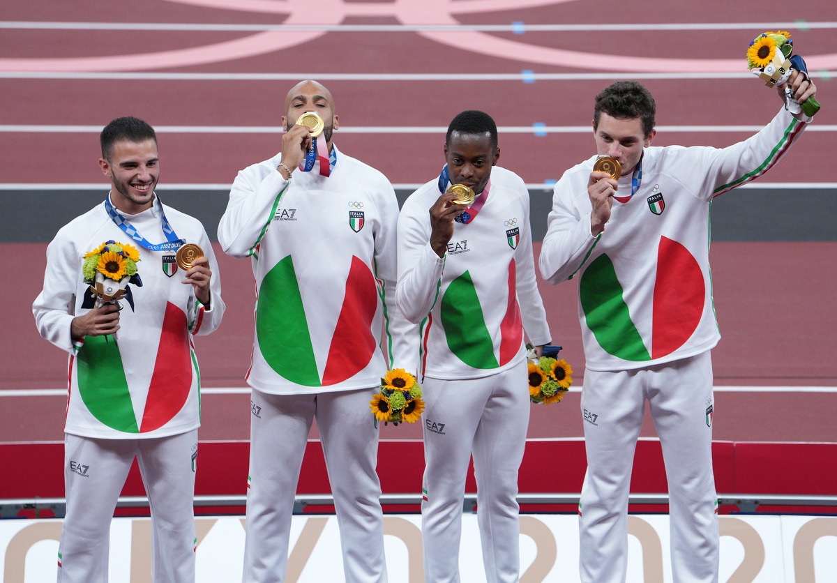 Coninews's tweet photo. ⚡️⚡️ Il quartetto più veloce del mondo ⚡️⚡️

Inno di Mameli e medaglia d'oro per Lorenzo #Patta, Marcell #Jacobs, Eseosa #Desalu e Filippo #Tortu! 🇮🇹🥇

#ItaliaTeam #Tokyo2020 #Athletics @atleticaitalia https://t.co/AeFYyIJ8eC
