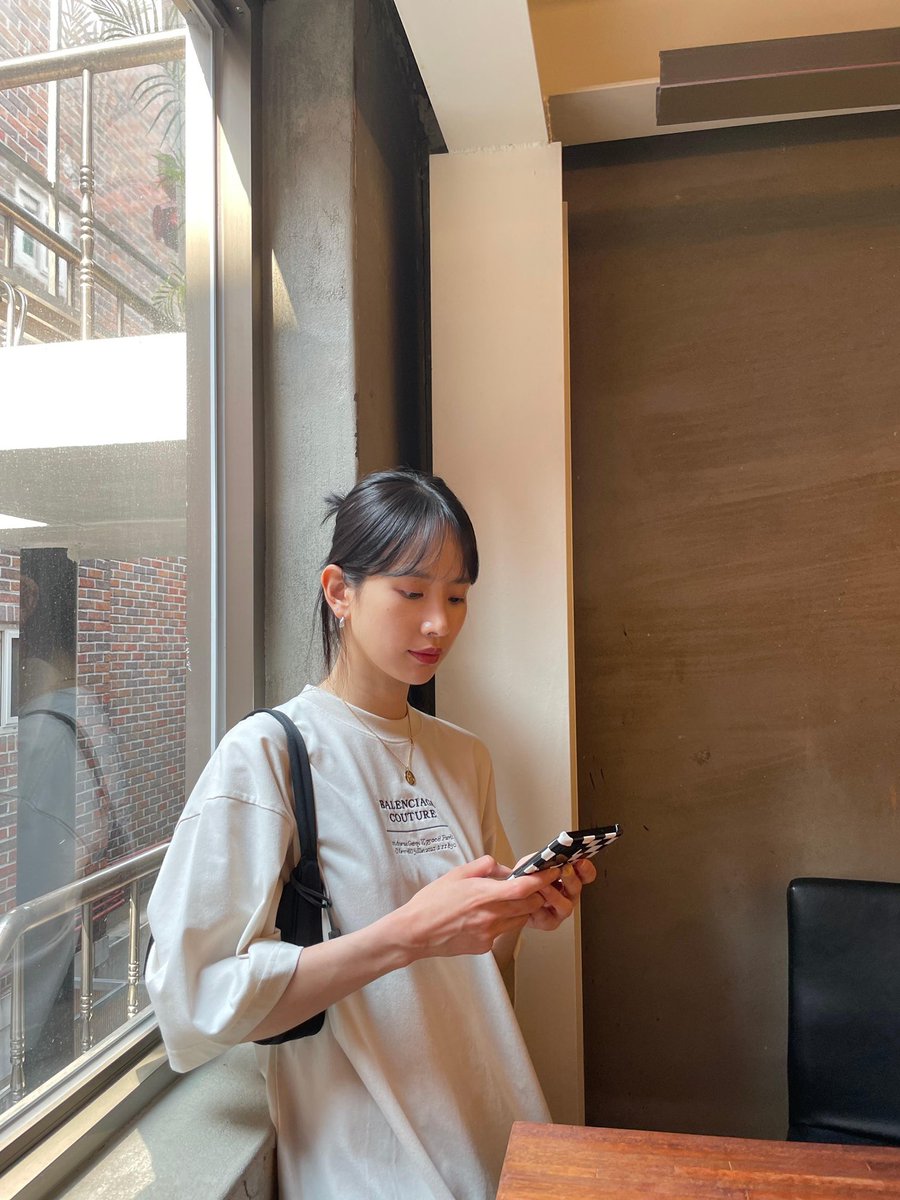 쪽... 손등 봐...