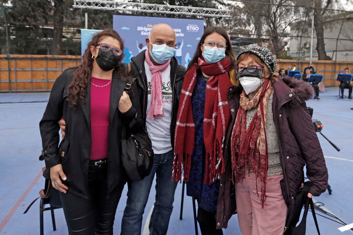 IraciHassler's tweet photo. Esta mañana reconocimos a l@s dirigent@s sociales y comunitari@s de Santiago en su día. Tremendo trabajo q realizan en los barrios, y que en contexto de pandemia, se ha vuelto fundamental. Con la participación activa de ustedes y las comunidades, construiremos una mejor comuna 💜 https://t.co/bqETixZ2r9