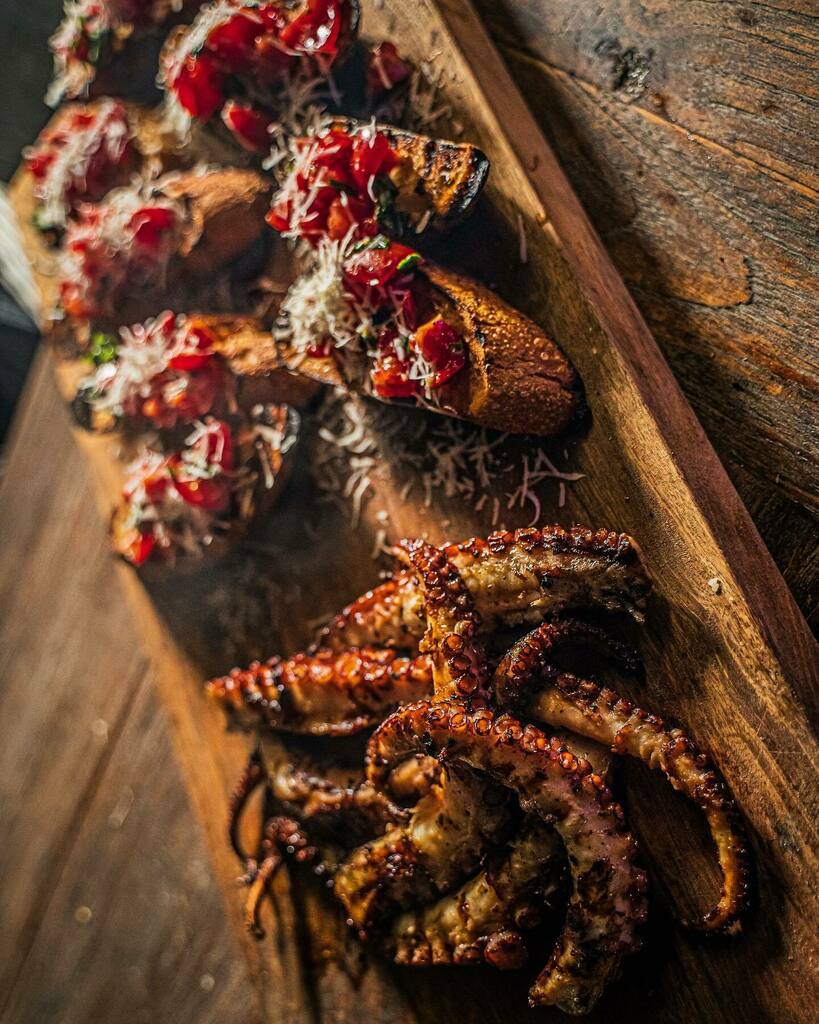 Ich hatte mal wieder Lust auf frischen Pulpo 🐙 Also ab zum Fischhändler meines Vertrauens und danach die Arme im Salzwasser mit Knoblauch, Lorbeerblätter und Thymian weich kochen.

Danach auf den Grill packen und scharf anbraten. 

Im Anschluss mit Knoblauchöl bepinseln, ein…
