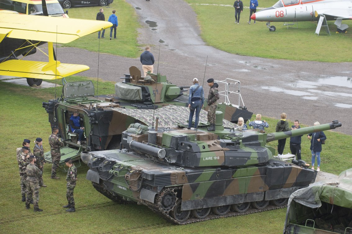 #MissionLynx | Les militaires français engagés en Estonie présentent un char Leclerc et un VBCI, matériels majeurs du mandat, lors de l’Estonian aviation days à Tartu. Rencontre avec la population locale et renforcement des liens opérationnels entre alliés ! #EuropeDefense