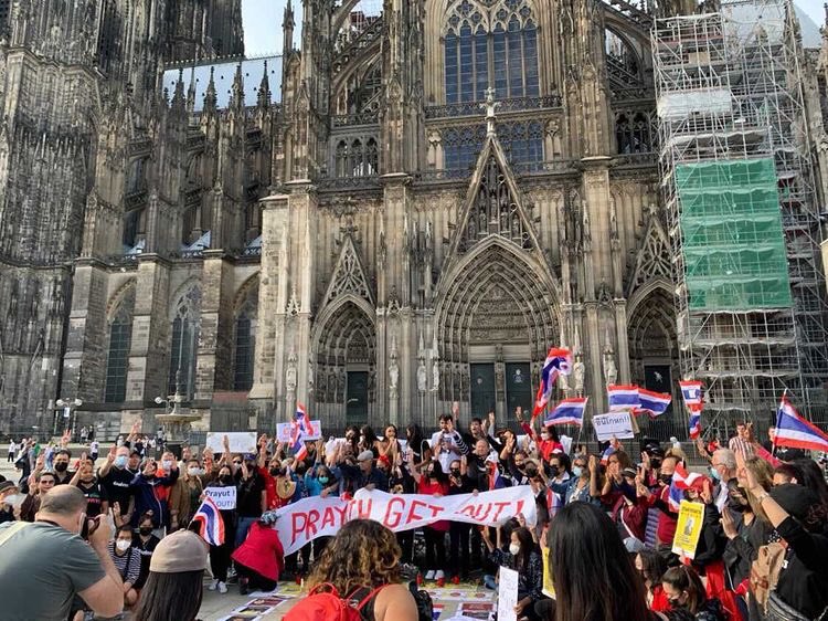 ไม่เพียงแค่ในประเทศไทย แต่วันนี้ยังมี #ม็อบ7สิงหา ที่เมืองโคโลญ ประเทศเยอรมนีด้วย ซึ่งนอกจากชาวไทยในเยอรมนีแล้ว ชาวไทยบางส่วนในประเทศ EU อย่างฝรั่งเศส ก็เดินทางมาเข้าร่วมด้วย