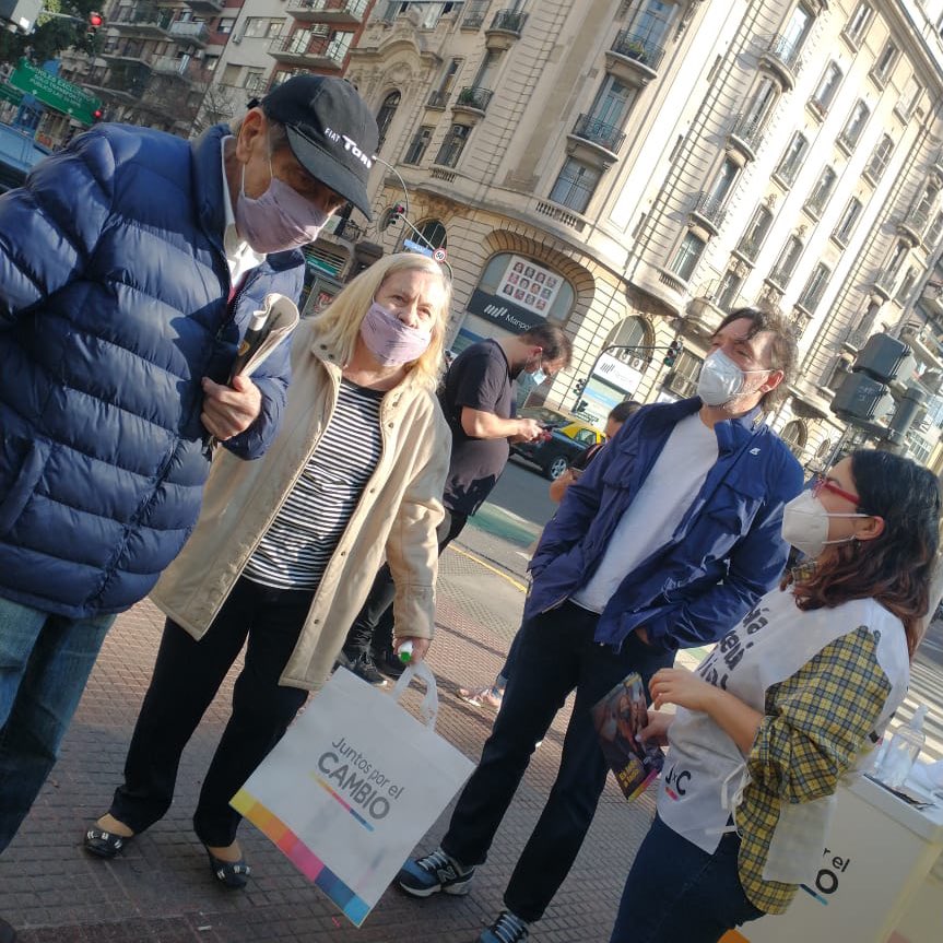 G_Blanchetiere's tweet photo. Charlando con los vecinos que se acercaron a las mesas de #Juntos para contarnos cómo ven la Ciudad y sus preocupaciones sobre el rumbo del país. 🙌 En estas elecciones tenemos la oportunidad de salir adelante💪 Fundamental tu voto!
 #JuntosPodemosMás 
@LunaneptunoMaru @Yamil_NM https://t.co/vct1JUowcv