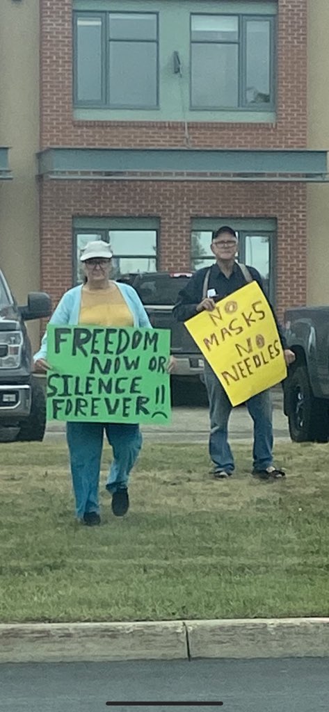 sisuvanhell's tweet image. The protest for #testtraceisolate in Grande Prairie and the counterprotest of people who thought it was ok to scream at a 5 year old girl. #grandeprairie #ableg #covidab