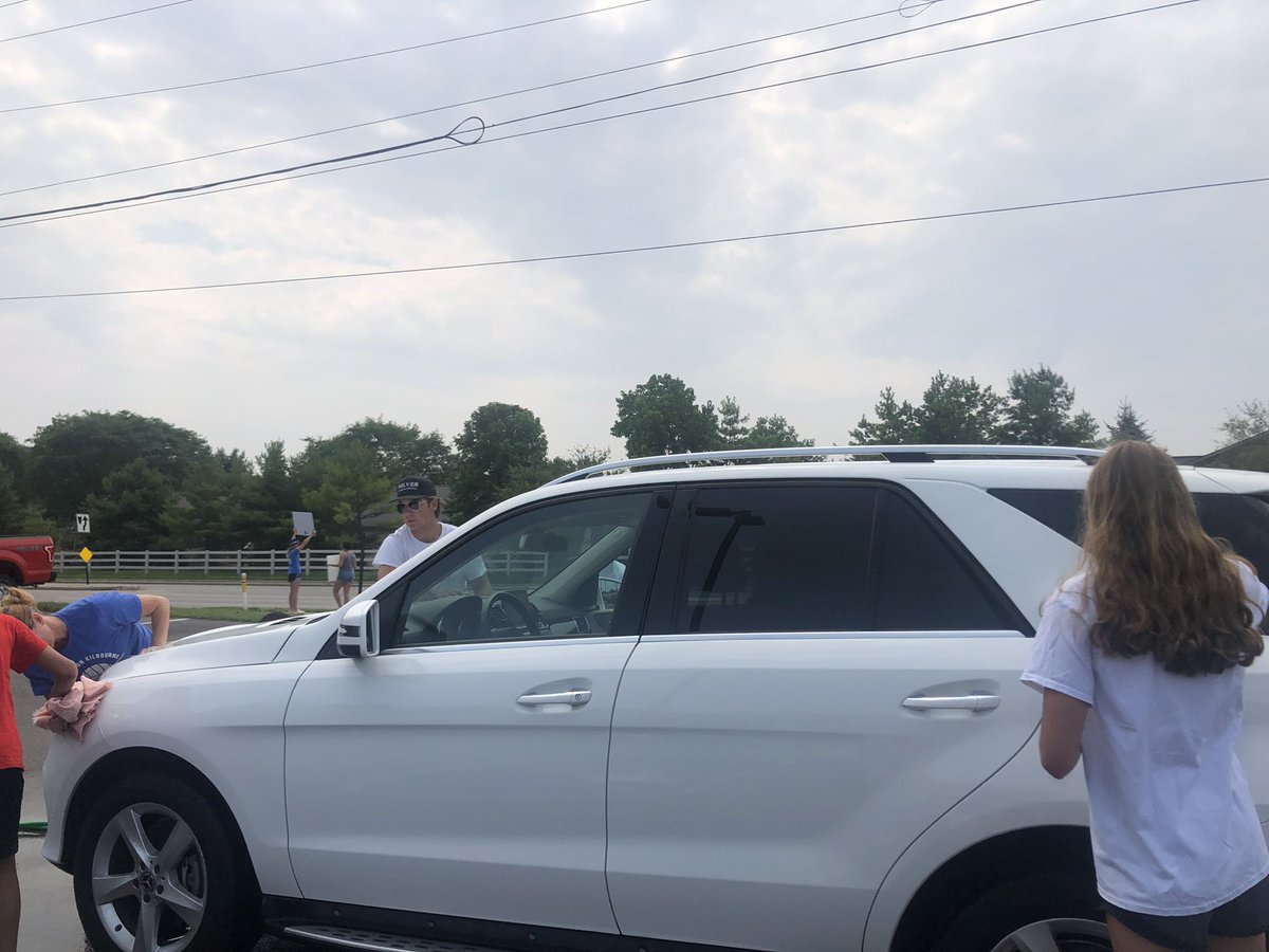Want a clean car? Kilbourne water polo can clean it! Come over to Zettlers Hardware on Hard rd to get your car washed! 🧼🚗🧽 From now until 2:00 pm!