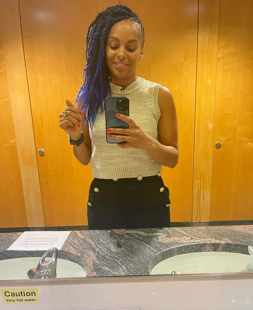 lucyhedges's tweet photo. Been on hosting duties for a rather special product announcement that I’m not allowed to tell you about yet 🤫Obviously, this involved bathroom selfies #presenter #bathroomselfie #secretshoot #productlaunch #workworkwerk #excitingtimes #tech #gadgets https://t.co/mhxIUlbaOP