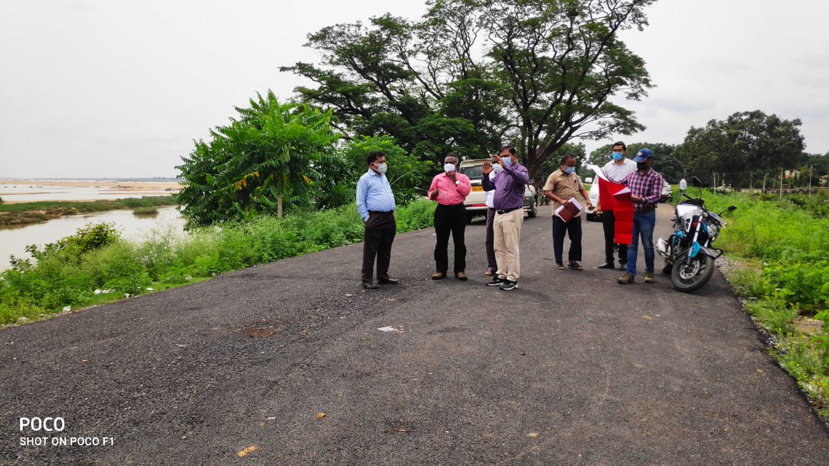 PWD_Sonepur's tweet photo. Er. Ramakrishna Moharana, Chief Engineer, Projects along with Executive Engineer, Sonepur &amp; @PWD_Odisha Team, reviewed the construction progress of the portal frame bridge as part of Ring Road connecting missing link between Kumbharpada and Dasamatighat in Sonepur District. https://t.co/RfSUKmSkDn