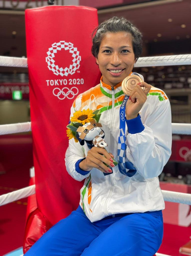ActorLipsa's tweet photo. 👏 @LovlinaBorgohai, congratulations for the #bronze at #Tokyo2020 #olympics . 🇮🇳 is proud of you. https://t.co/zlSC7dtHWr