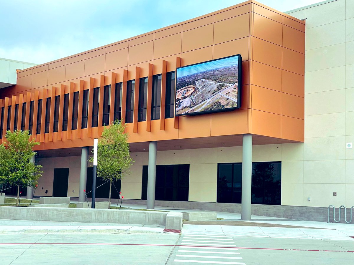 CgossM's tweet image. It&apos;s about being confident self-determinant adults. #Commitment2Community #MISDExcellence #Vanguard