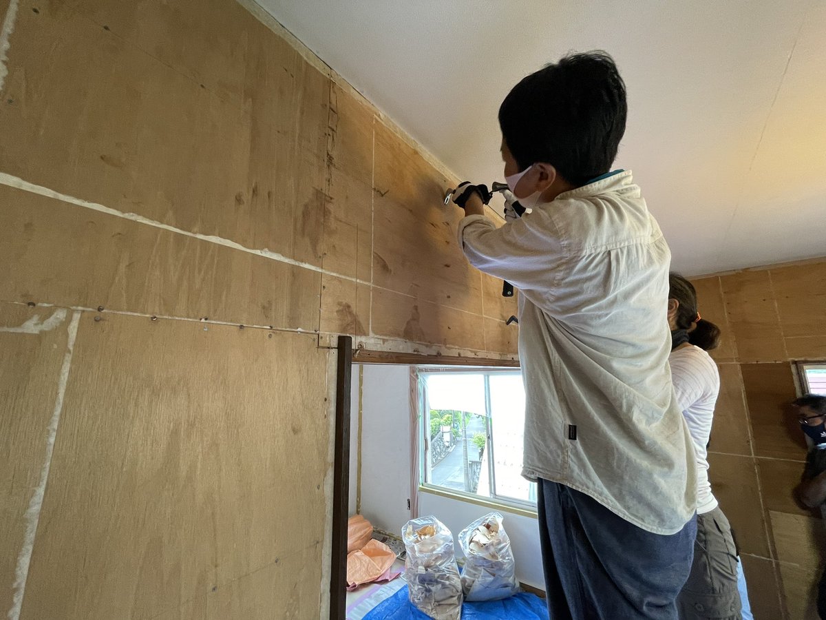kuwabarayuki_'s tweet photo. 今日は解体。作られた順に外してく。ガンガン、バリバリしないのはゴミをぐちゃぐちゃに出さないように。石膏ボードもカッターいれながら細かなまとまりではずしていきますー。
#共創学舎 #KILTA https://t.co/eOwV86LcuD