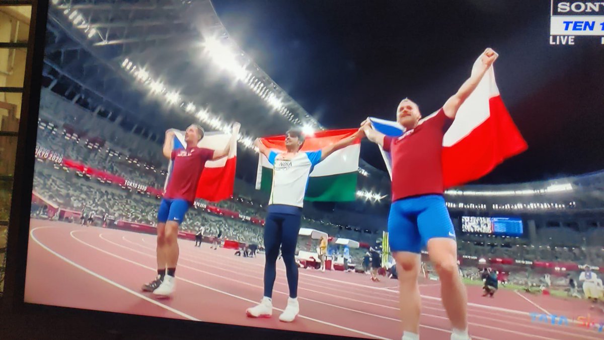 VinasSmile's tweet photo. 🇮🇳'𝕤 𝔾𝕆𝕃𝔻𝔼ℕ 𝔹𝕆𝕐 ℍ𝔸𝕊 𝔸ℝℝ𝕀𝕍𝔼𝔻 🙌🏼

History maker #NeerajChopra goes where no Indian track and field athlete has gone before 🥇

#Athletics #Gold #Tokyo2020 #Olympics 
#Olympicsindia 
#JavelinThrowFinal https://t.co/rIc8ivxMUT