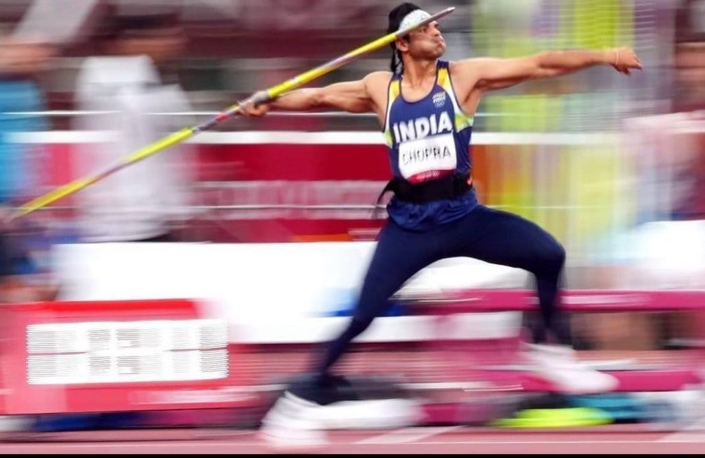 mssirsa's tweet photo. It’s a GOLD!!!
Incredible achievement for #NeerajChopra in #JavelinThrow 
The entire nation proudly celebrates his feat. What a fantastic performance by this spirited young player 
#Tokyo2020 #TokyoOlympics https://t.co/NFLdWSKMwU
