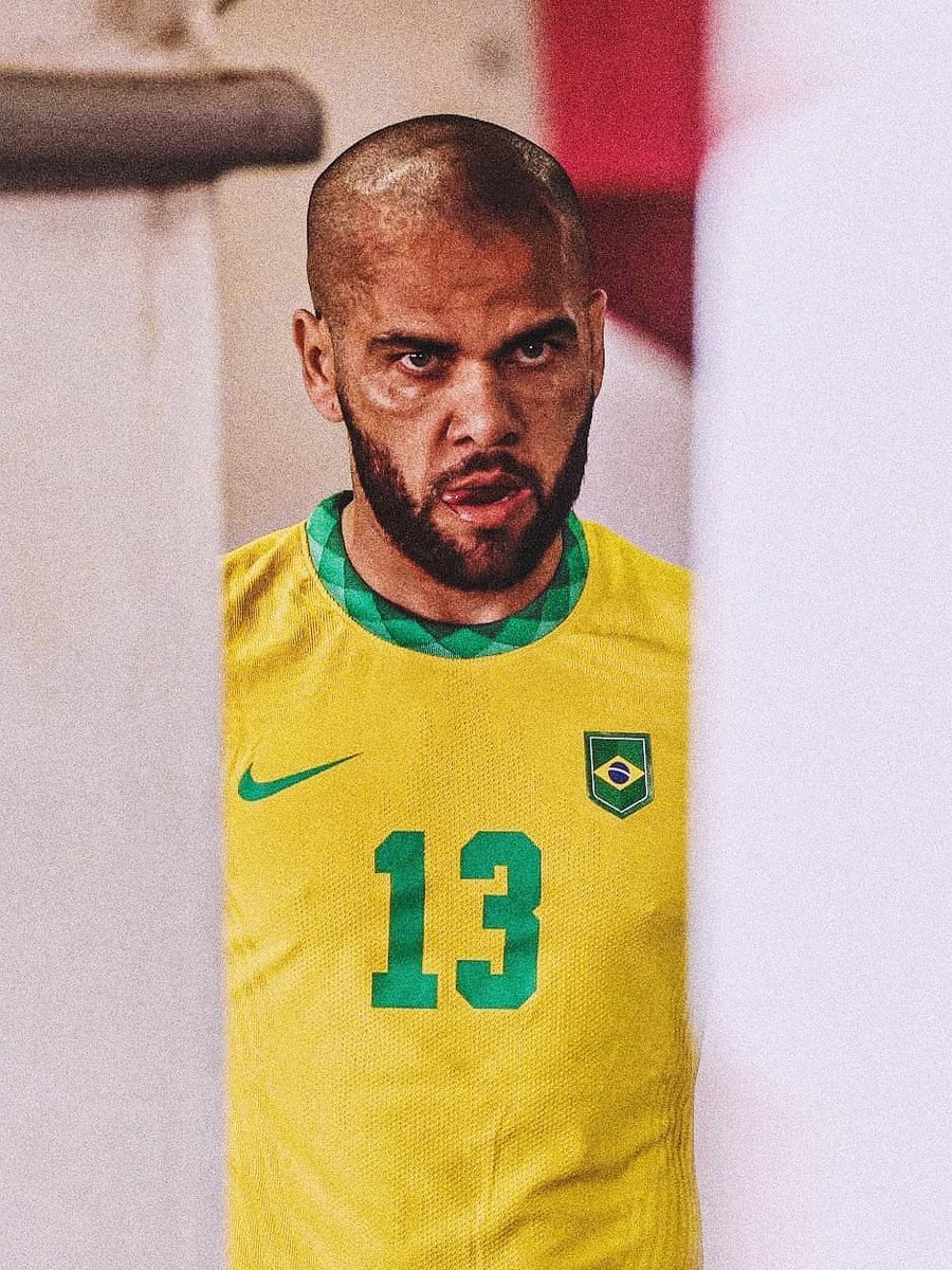 38 anos e continua sendo o melhor lateral direito que nós temos.

Daniel Alves é LENDA.