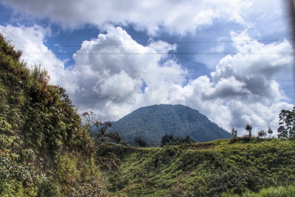 cloudpng's tweet photo. The mountain  that we often refer to the capital  of the Western Highlands Province, Mt Hagen  #mthagen #whp https://t.co/WmVk2Mw0VI