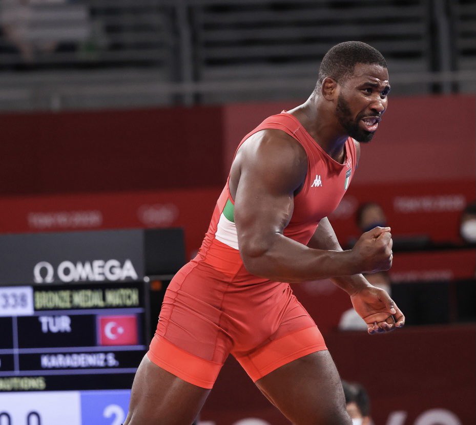 ItaliaTeam_it's tweet image. Batterlo a braccio di ferro non deve essere semplice. 🙃 Abramo sei GRANDE! 🥉

#ItaliaTeam | #StuporMundi | #Tokyo2020 | #Conyedo