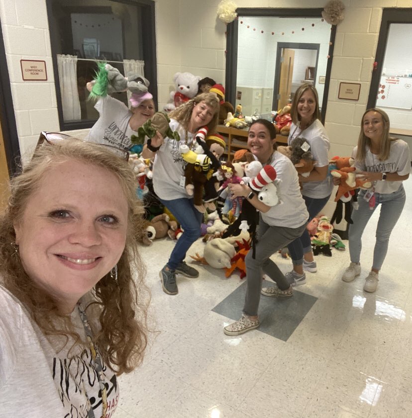 These amazing kindergarten teachers brought a big smile to my face this week. The Media Center was able to support them with “reading buddies.” #ontopoftheworld <a href="/Hasty_Huskies/">Hasty Fine Arts Acad</a> <a href="/SandiHarrison22/">Sandi Price Harrison</a> <a href="/Beth_Coryell/">Beth Coryell</a> <a href="/MRegan0123/">Dr. Rosario-Regan</a>