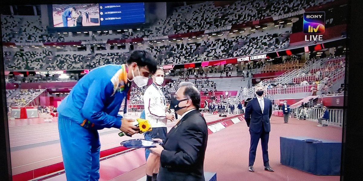 confess2gaurav's tweet photo. Winning ceremony... #Gold #JavelinThrow #PROUD #IND https://t.co/KF0wmnzRFC