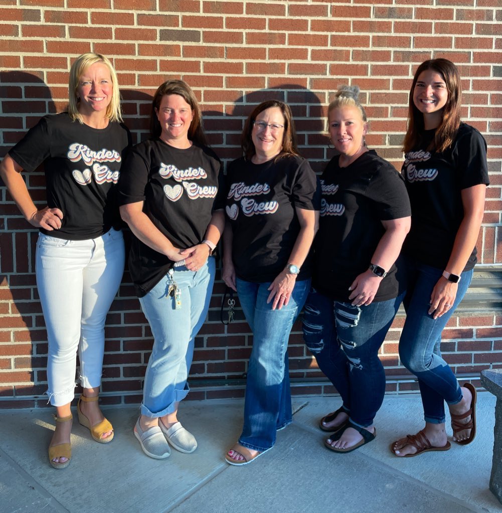 TherisaSeymour's tweet photo. 🎉 Celebrating this Kinder Crew after the first week of school @FCEhse! #FCEfish

@MrsCrowe2 💚 @MrsLansdell 💛
Mrs. Doss @jeananndoss 💜 
Mrs. Emenhiser 🧡@MrsBatchelorFCE 🤎 https://t.co/w6dCWhmaNE
