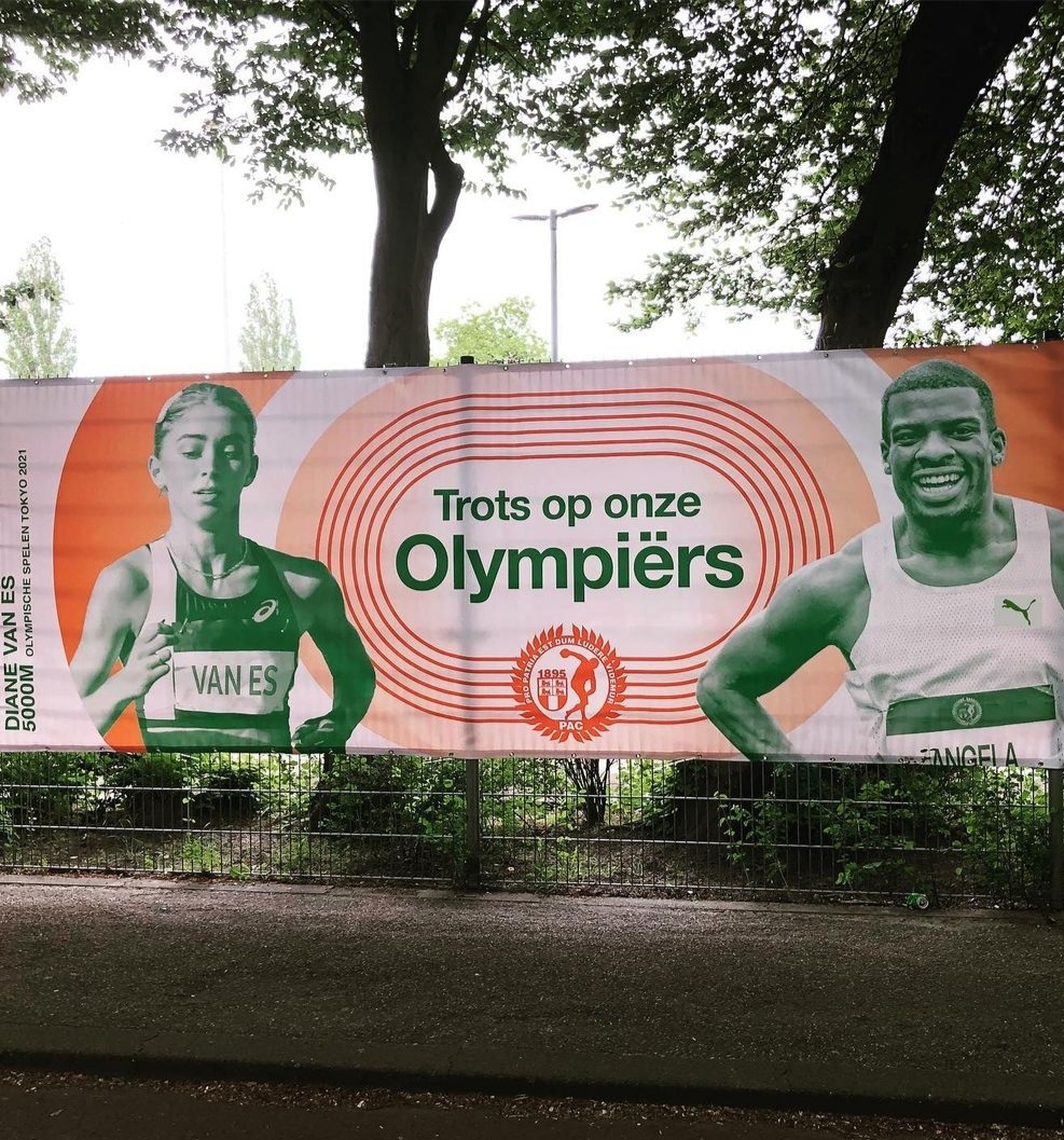 Deze zilveren medaille is door slotloper Ramsey Angela ook een beetje voor mijn cluppie PAC Rotterdam, de oudste atletiekvereniging van Nederland uit 1895, waar aan het hek van het complex aan het Langepad in het Kralingse Bos al weken deze banner hangt.