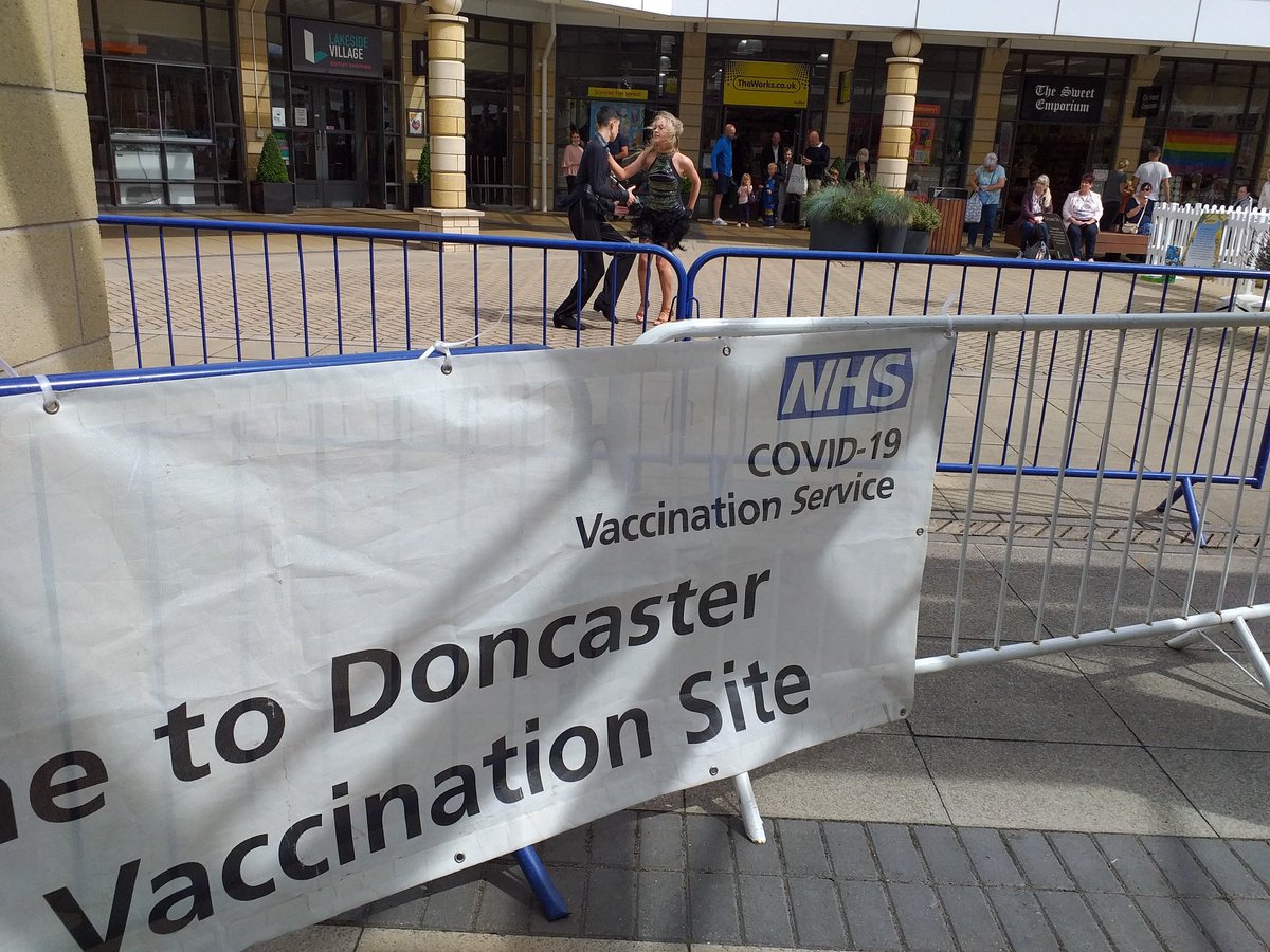 KathFinlay1's tweet image. The #Strictly style entertainment certainiy made this @NHSVolResponder #GrabAJab volunteer shift at @LakesideOutlet fly by #doncasterisgreat @MyDoncaster @doncasterccg