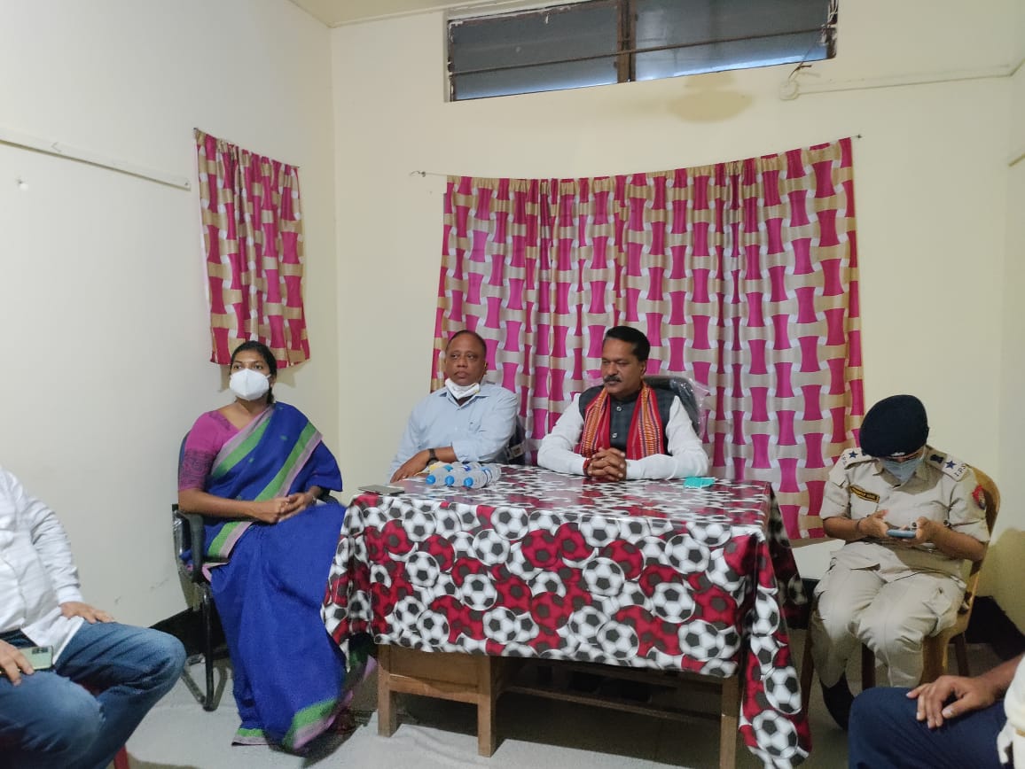 TheAshokSinghal's tweet image. Met the representative of Civil society in presence of Hon’ble Minister @ParimalSuklaba1, SP Cachar, @dccachar at Lailapur Police Patrol Post.

Discussed on facilitating smooth movement of goods &amp;amp; transportation in border area maintaining peace.

@himantabiswa 
@CMOfficeAssam