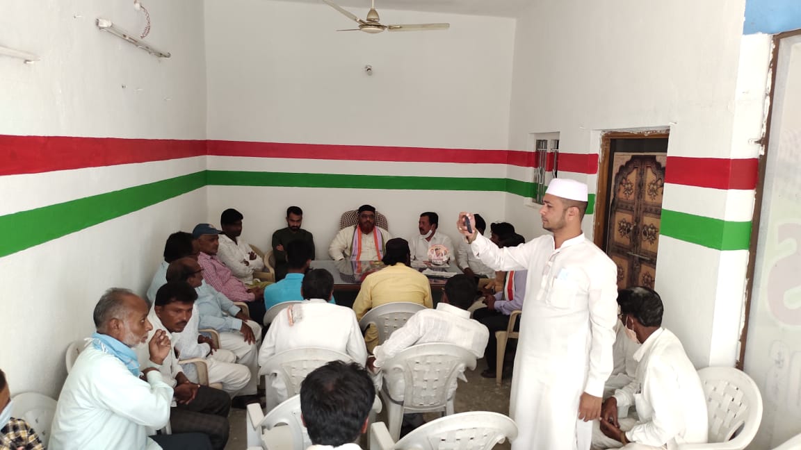 Sohail_BRS's tweet photo. #DalitGirjinaAatmaGauravamDandora Public Meeting Incharge's T Narsa Reddy, Myself &amp; Subash Reddy conducted a review meeting, discussed public mobilization, all arrangements to make meeting successfull at Ichoda Mandal, Boath Assembly, Adilabad
@manickamtagore @revanth_anumula https://t.co/JYuRKsyU04