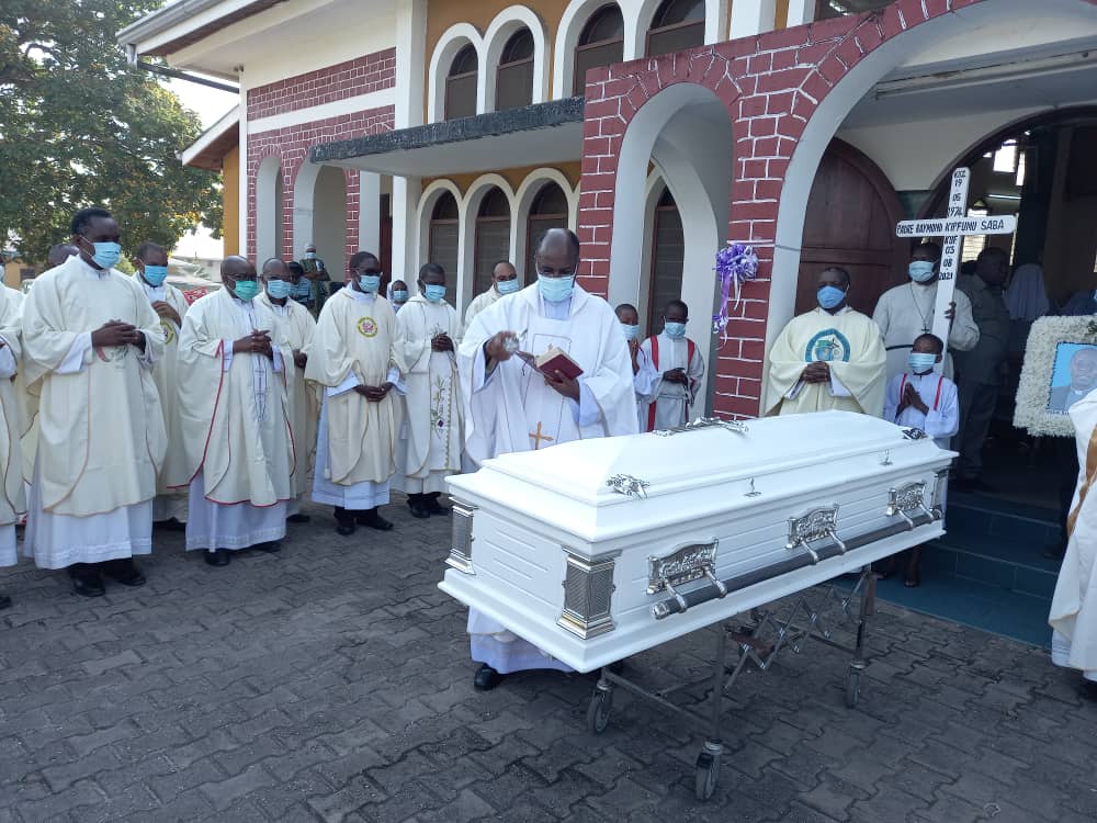 TIPOfficial__'s tweet photo. Mwili wa aliyewahi kuwa  katibu mkuu waTEC Padri Raymond Sabba umeagwa leo jijini Dar es salaam tayari kwa safari ya kwenda Kigoma ambako mazishi yake yatafanyika. Padri Sabba alifariki tarehe tatu 3/8/21  baada ya kuugua kwa muda mrefu. Bwana Ametoa,  Bwana Ametwaa, 🙏🏿 https://t.co/ykegPNBri6
