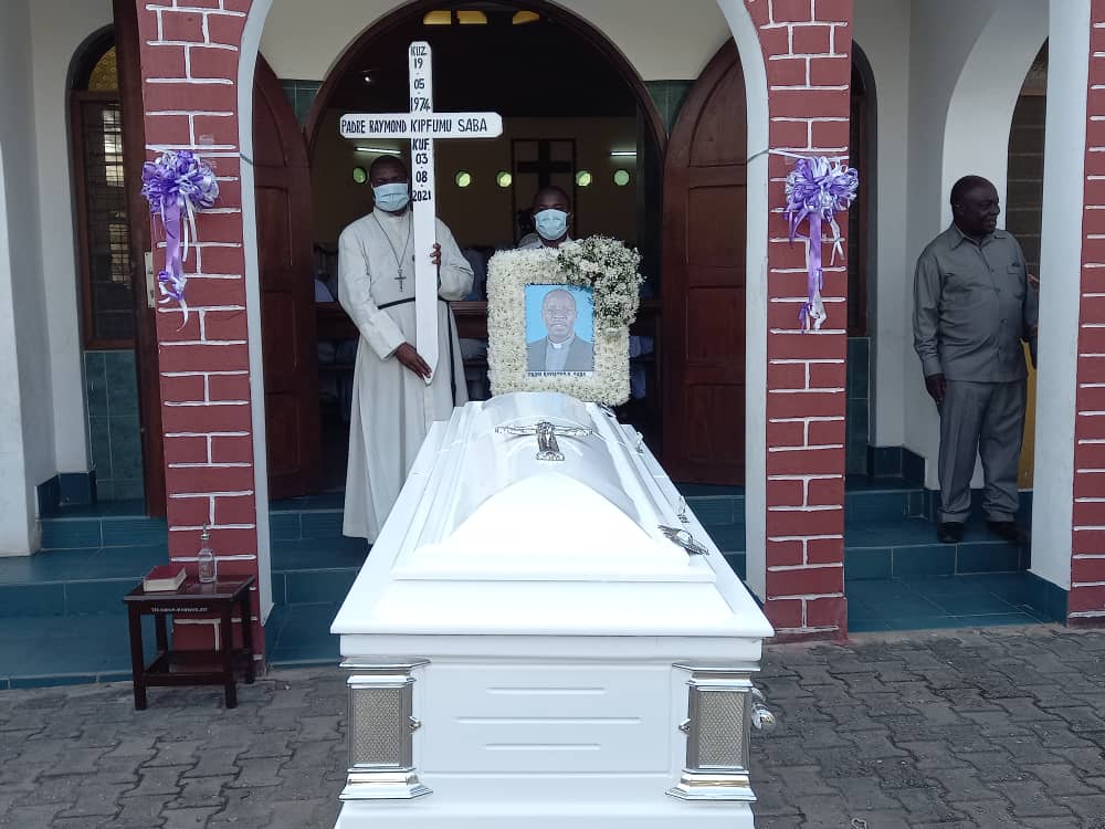 TIPOfficial__'s tweet photo. Mwili wa aliyewahi kuwa  katibu mkuu waTEC Padri Raymond Sabba umeagwa leo jijini Dar es salaam tayari kwa safari ya kwenda Kigoma ambako mazishi yake yatafanyika. Padri Sabba alifariki tarehe tatu 3/8/21  baada ya kuugua kwa muda mrefu. Bwana Ametoa,  Bwana Ametwaa, 🙏🏿 https://t.co/ykegPNBri6