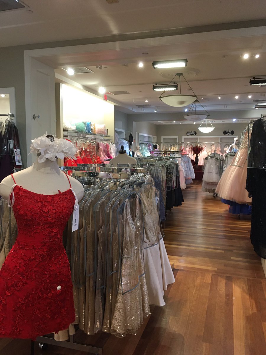 faesflower's tweet image. When you walk into a dress boutique &amp;amp; it’s exactly how you pictured the fictional one you created for your OC. If only I went before creating “Lilies &amp;amp; Lace” in #ThreadsOfTruth Part 1/4