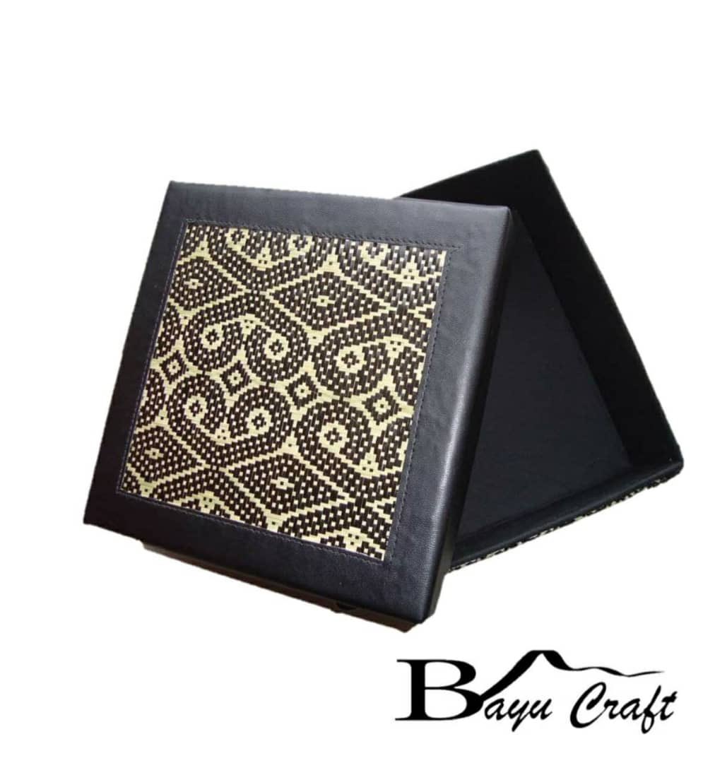 ArtisanGalleria's tweet photo. PRODUCT: KELARAI GIFT BOX

This Kelarai gift box makes great storage for any living space or to pack your gifts, giving it a truly Sabahan touch.  Kelarai is hand-woven mostly by the Dusun &amp; Murut community of Sabah. https://t.co/OkMcvxWHFU