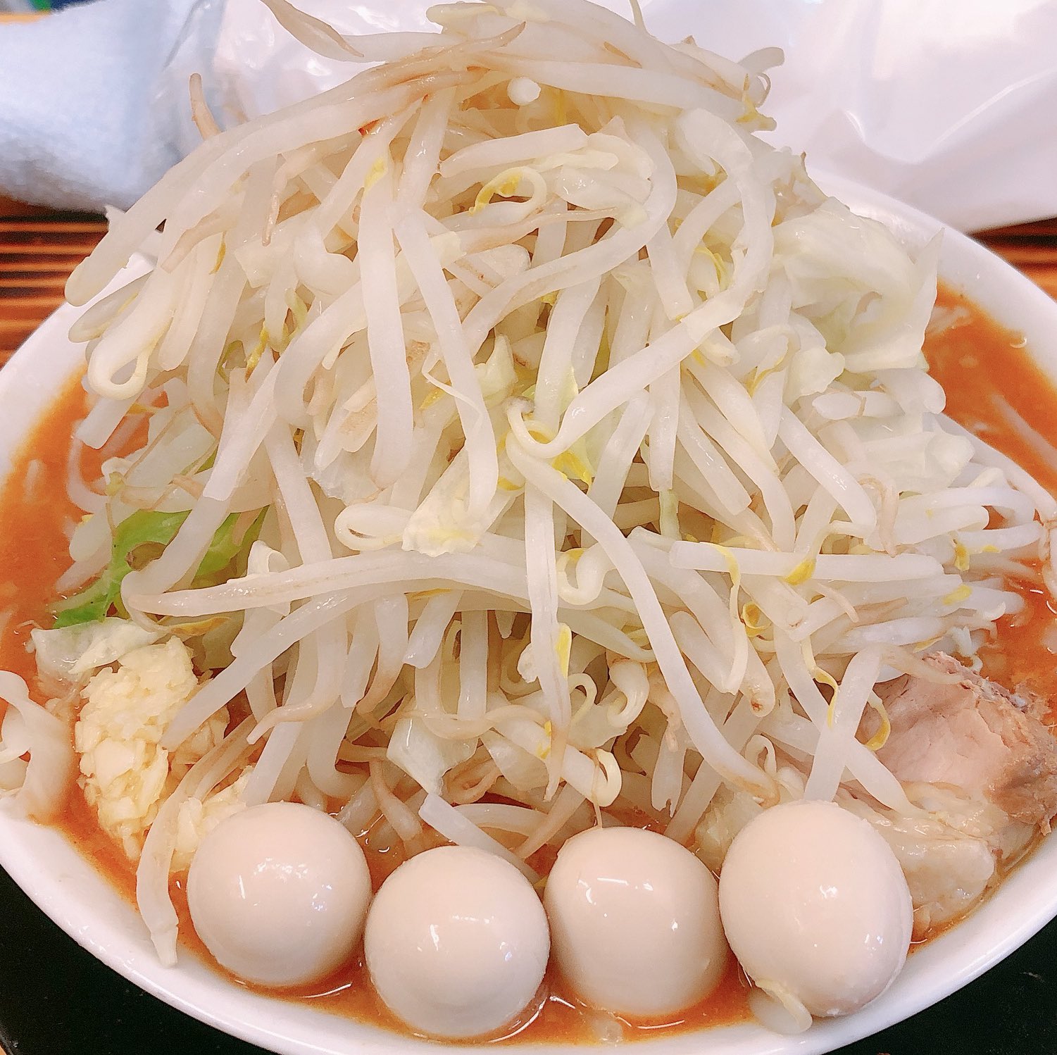 Dragon48 野菜味噌ラーメン鬼首 ｻﾝ 辛い豚ラーメン 味噌 ウズラtp 実は ちょと前に 食券購入をミスしてしまいましたが ついに辛い味噌を頂けました 旨い 醤油も美味しいですが 生姜が効いた味噌も美味しい 焼豚もしっかり味が染みてて 美味かった