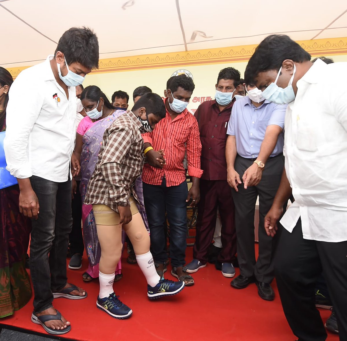 Udhaystalin's tweet photo. சேப்பாக்கம், கொய்யாத்தோப்பை சேர்ந்த மாற்றுத்திறனாளி தம்பி முகிலன் இனி எடுத்து வைக்கும் ஒவ்வொரு அடியும் வெற்றிக்கான அடியாக இருக்கட்டும். கலைஞர் நினைவு நாளான இன்று அவருக்கு செயற்கை கால்களை பொருத்தினோம். வழங்கிய @SRMC_official-க்கு நன்றி. தம்பிக்கு வாழ்த்துகள். #RememberingKalaignar https://t.co/jV7OUaRenF