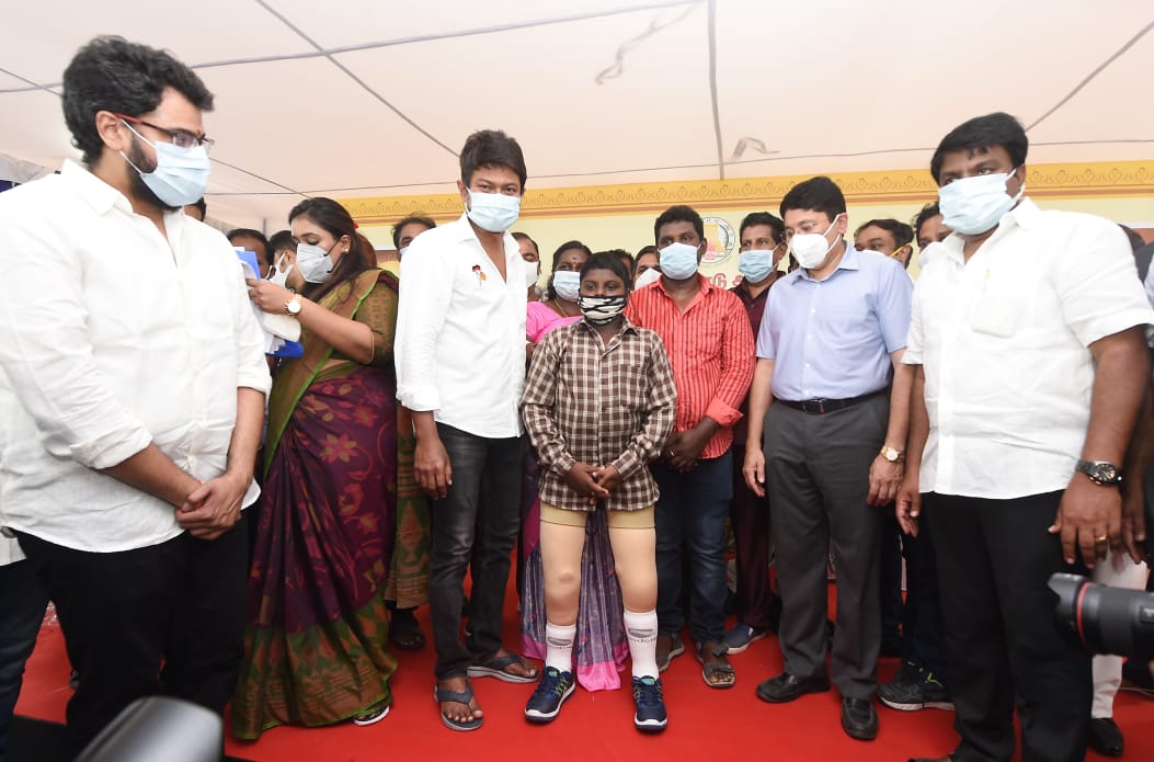 Udhaystalin's tweet photo. சேப்பாக்கம், கொய்யாத்தோப்பை சேர்ந்த மாற்றுத்திறனாளி தம்பி முகிலன் இனி எடுத்து வைக்கும் ஒவ்வொரு அடியும் வெற்றிக்கான அடியாக இருக்கட்டும். கலைஞர் நினைவு நாளான இன்று அவருக்கு செயற்கை கால்களை பொருத்தினோம். வழங்கிய @SRMC_official-க்கு நன்றி. தம்பிக்கு வாழ்த்துகள். #RememberingKalaignar https://t.co/jV7OUaRenF
