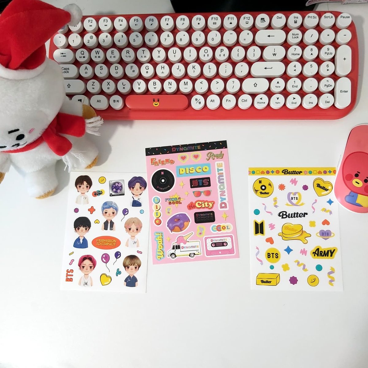 HimariShop's tweet photo. 💌พร้อมส่ง Sticker ไดคัท ขนาด A6
🍀แผ่นละ 40 บาท 
📦ค่าส่ง 30 บาท 

💟ซื้อ 3 แผ่นจัดส่งฟรี‼️
(สามารถคละกับลายอื่นของทางร้านได้)

#ตลาดนัดบังทัน #ตลาดนัดรวมด้อม #ตลาดนัดรถไฟบังทัน #ตลาดนัดรถไฟฟ้าบังทัน #Stickers #ขายของบังทัน #btsfanart #BTSARMY #bts #ตลาดนัดรถไฟBTS #ขายของ https://t.co/u02lr47Ndd