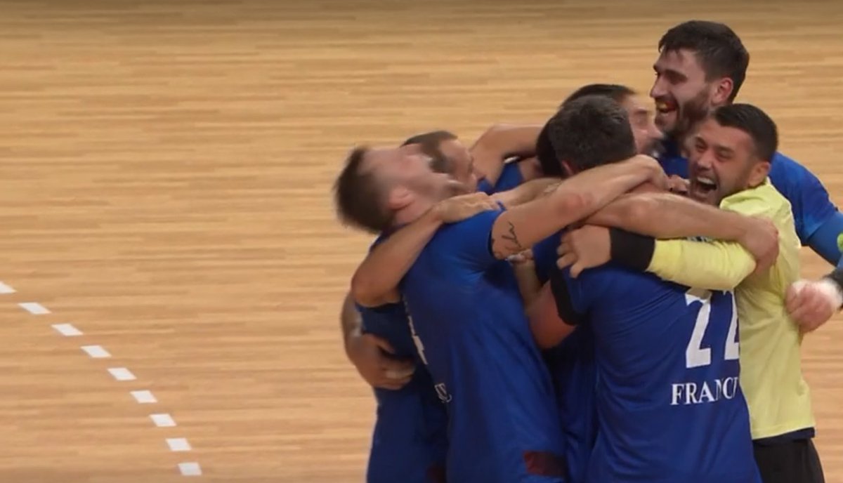 RMCsport's tweet photo. 🇫🇷 L'équipe de France de handball masculine est monstrueuse, somptueuse, royale !

🥇 JO 2008
🥇 JO 2012
🥈 JO 2016
🥇 JO 2021 https://t.co/FqvNlmfsqr