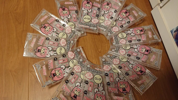 うーちゃん台風接近100均でコスパはいいですがこれはアクリル板ではなく、スチロール樹脂で出来ているので落下に対しての耐久性は無く、あくまで鑑賞用って感じですね。なので爆買いはオススメしません#艦これアーケード 