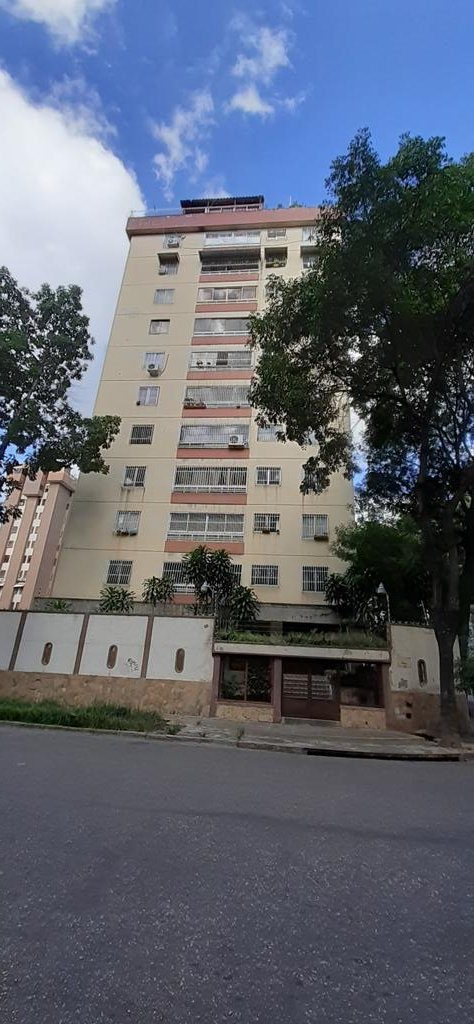 venerick's tweet photo. De esta residencia en Montalban III  calle 6 dispararon a mi mascota mientra paseaba, lo hirieron algun mal intencionado que acostumbra eso #denincia ante el protector de los animales @TarekWiliamSaab necesitamos esto sea investigado.  @montalbanOrgani  @UrbMontalban @mimontalban https://t.co/iCNDdIR0r6