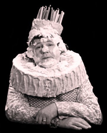 Smithyshere's tweet photo. So who’s bringing in the #HappyBirthday cake for #OliverHardy? @MrBoffly @HillyFoz @Mcfarlmo @Jo_Haseltine @SteveNallon @jessica7martin @MarkEsaias @theandrewpepper @mpvine @CloutComCoUk @KiddRoz #comicicon https://t.co/QSO4oJfEhX