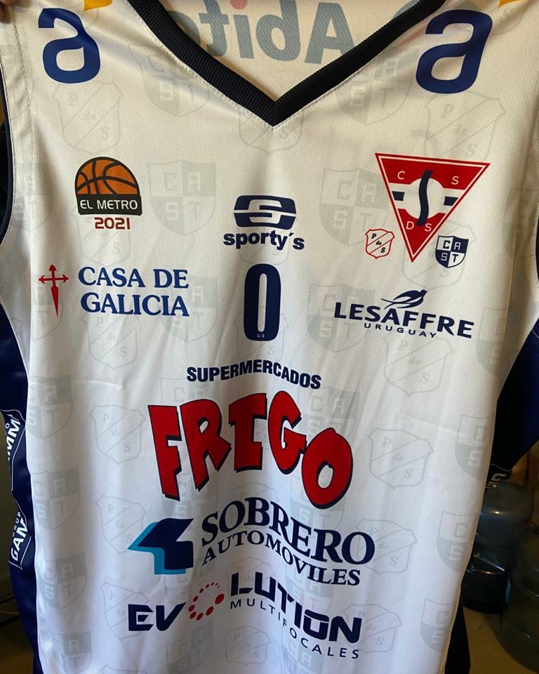 sayago1923's tweet photo. Historia #Sayaguense

Como lo pueden apreciar en el escudo de @sayago_oficial aparecen dos escudos a las lados uno es de Progreso basketball y el otro del Túnel, de esa fusión nació SAYAGO!!!
Ya casi un siglo!!!!

#historiadebarrio 

🔴RP
#LOSENTIMOSCOMOVOS 
#CREANDOCONTENIDO https://t.co/hIz4Va5rEv