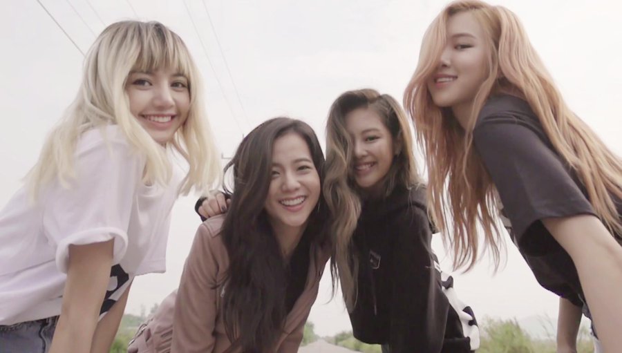 puffyrosie's tweet photo. happy anniversary babiesss @BLACKPINK makasii udah nemenin selama ini,grup yang bikin masuk dunia kpop🥺🥺❤️❤️
semoga terus berempat dann dukung satu sama lain, i love you jenchulichaeng🤍🤍🤍😍
#블랙핑크_오주년_블링크랑_오래오래
#BLACKPINK5thAnniversary https://t.co/4dbQW9z2TX