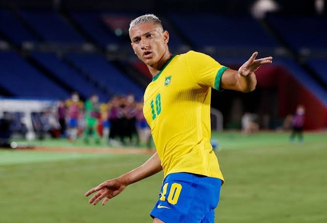 cienciausp's tweet photo. 🇧🇷 Nosso Pombo apoiador da Ciência voaaaa para o ouro! É do Brasil! É sua @richarlison97!!! 🥇 https://t.co/Z99cYcDlXT