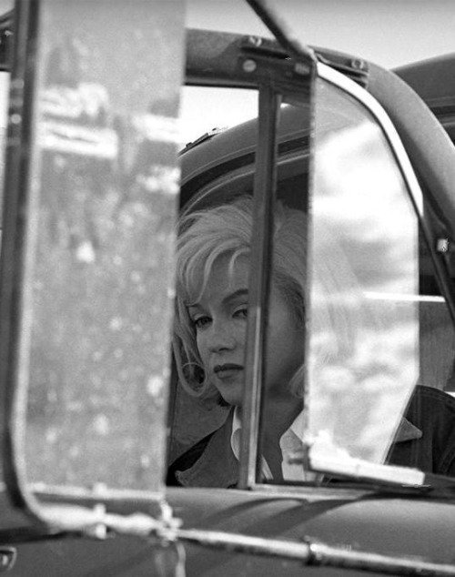 Marilyn Monroe on the set of the film 'The Misfits' (1961), by photographer Eve Arnold #WomensArt