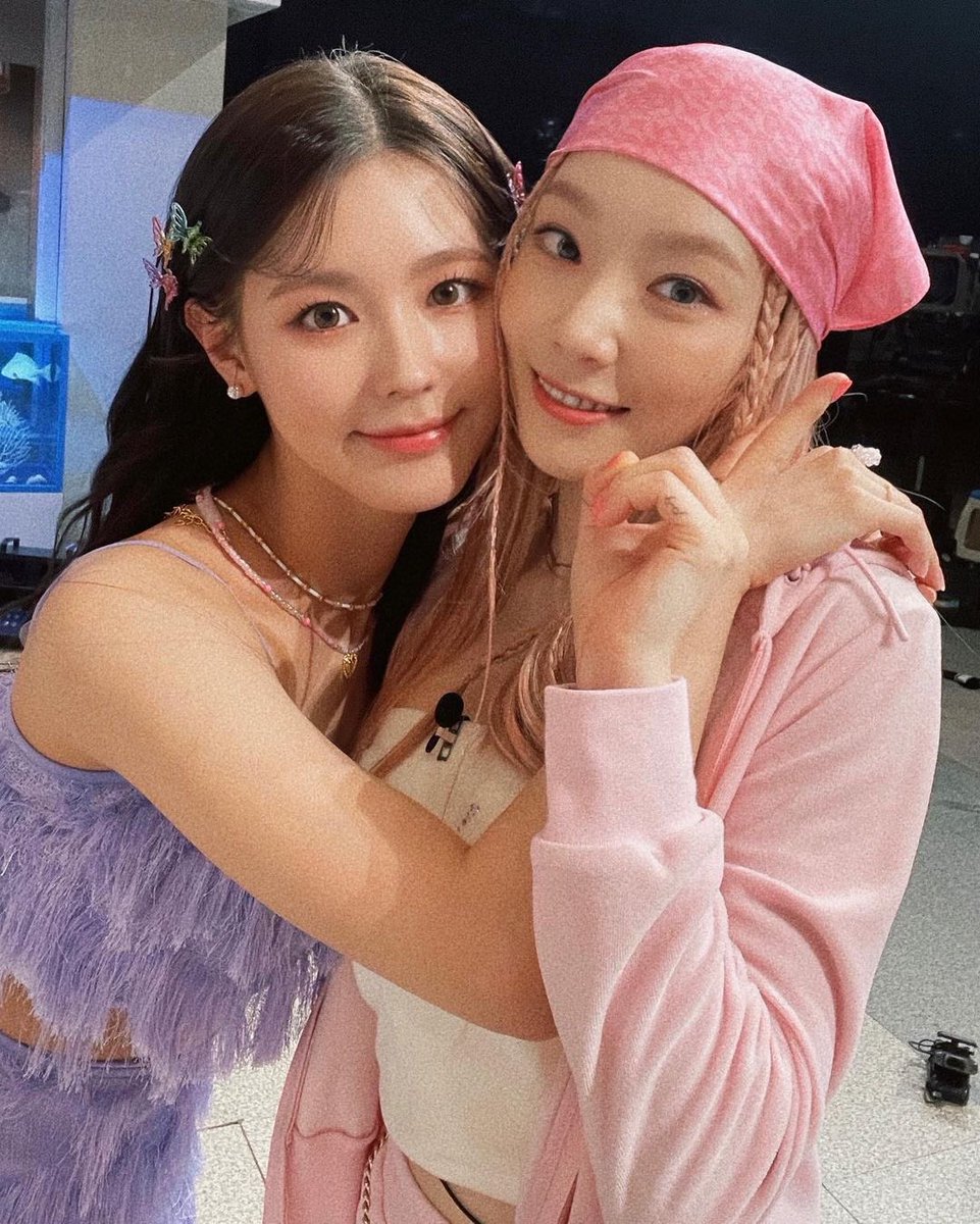 I had so much fun filming the show this time too, the fun intensified because I got to meet my role model aka this pink lady that I was hugging. I am living my fangirl dream. Taeyeon senior— or is it safe for me to call you unnie now? You’re indeed the best. ☺️💘
