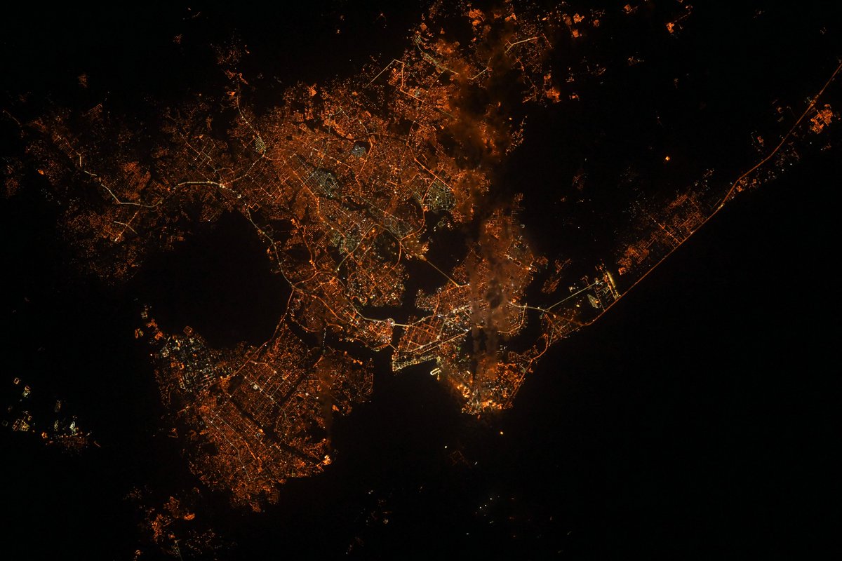 ✨ Bonsoir Abidjan ! Au nord de Yopougon, c’est le parc national, que de nuit on prendrait presque pour un bout de lagune 
🇨🇮
#Abidjan, the most populous French-speaking city in Africa shines distinctively at night. flic.kr/p/2mfNa7H #MissionAlpha